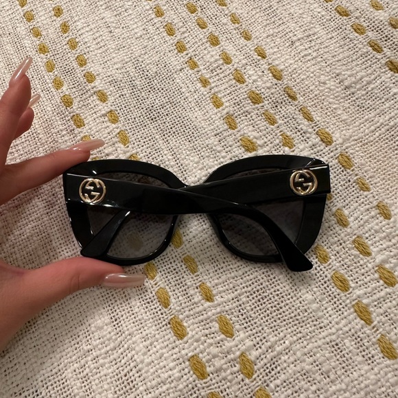 SOLD Gucci Oversized Cateye Sunglasses - Picture 4 of 9